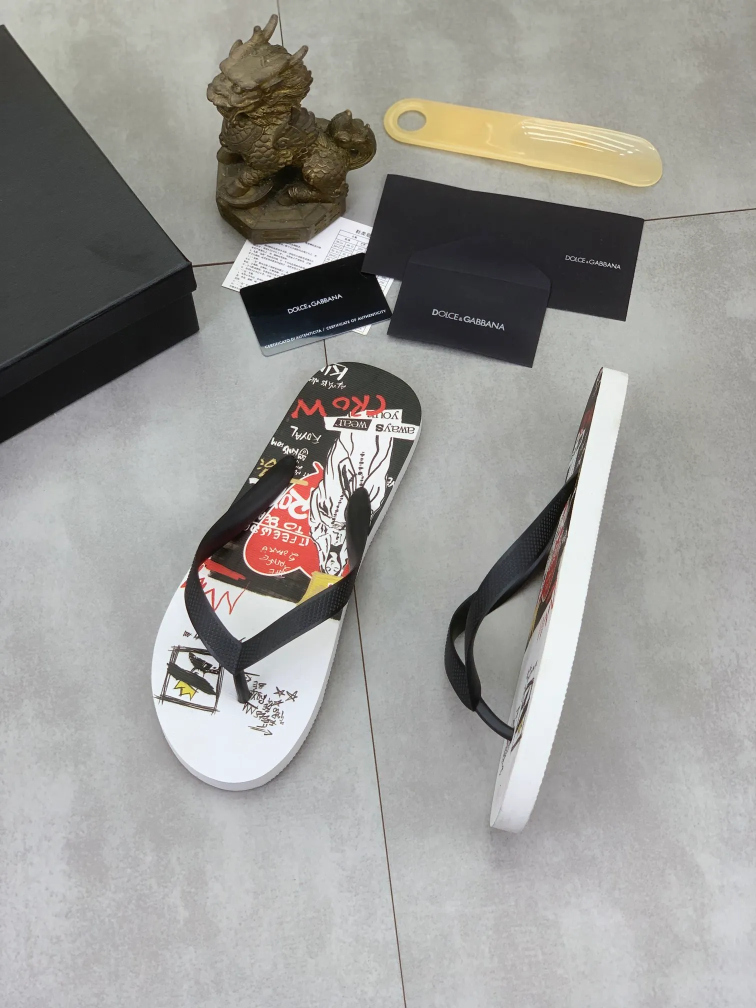 Men's Men's Shoes💰P220💰[New Style]🆘[DG]Official Website Couple🧑‍🤝‍🧑Hot-selling Dolce & Gabbana Men's Flip-Flops are on sale at the counter simultaneously! Original fabric imported from Italy. Original bottom provided by the original factory. Size: Adult 36-45. Children’s size: 30-37. Multiple colors available.